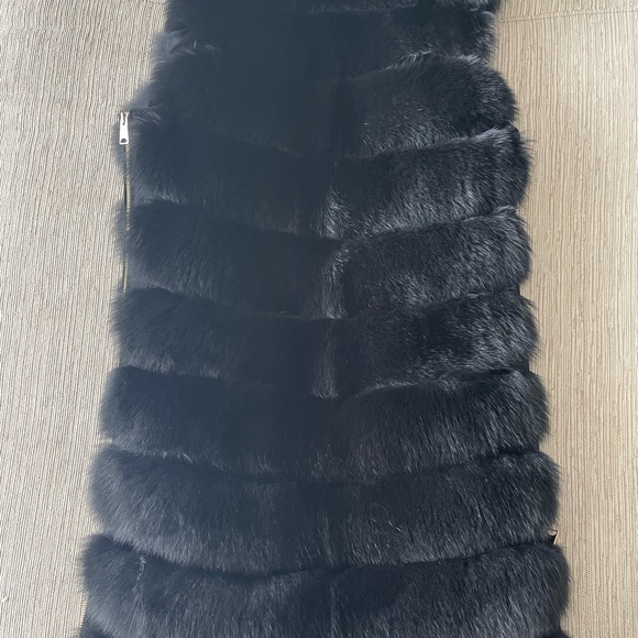 Women’s Black Fox Fur Vest Size 6 – Luxury Outerwear, Excellent Condition - Picture 3 of 9